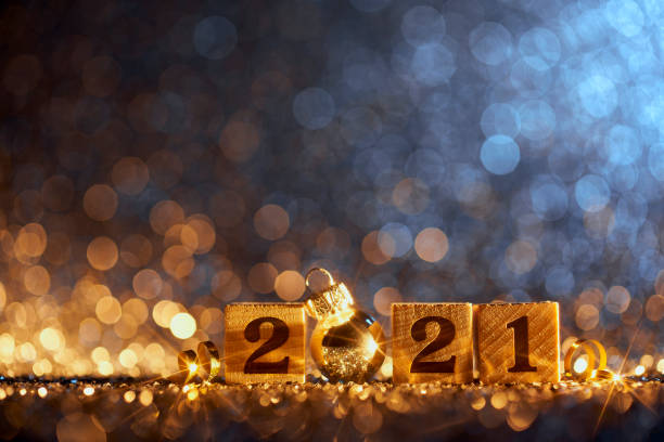 neujahr 2021 weihnachtsdekoration - gold blau party feier holz würfel - year block cube new years eve stock-fotos und bilder