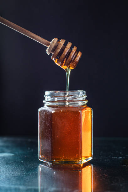 꿀 달콤한 간식 은 텍스트 음식 배경 소박한 에 대한 맛있는 서빙 크기 복사 공간에 디저트 식사를 부어 - 꿀 뉴스 사진 이미지
