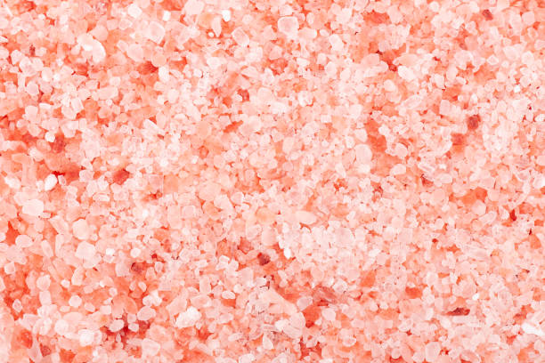 fondo salino rosado del himalaya. sal rosa del himalaya en cristales. - salt ingredient rough food fotografías e imágenes de stock