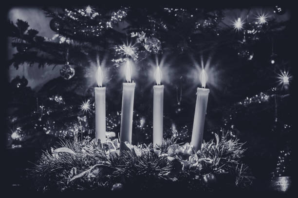 すべての周りの輝きを持つ装飾されたアドベントリースに4レトロな燃えるろうそく - christmas branch pine tree evergreen tree ストックフォトと画像