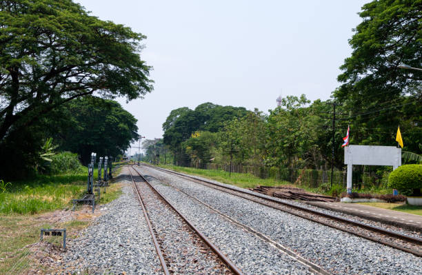 le poteau de signal de la gare locale. - looking at view railroad station street railroad track photos et images de collection