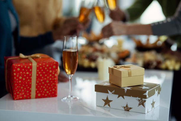 copa de champán y regalos de navidad en la mesa en la fiesta de oficina. - fiesta en la oficina fotografías e imágenes de stock