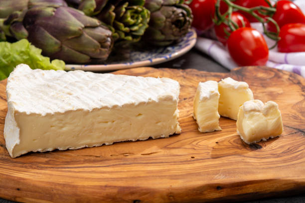 チーズコレクション、セーヌ=エ=マルヌ地方の��フランスのブリー・ド・モーチーズ、白い金型 - brie ストックフォトと画像