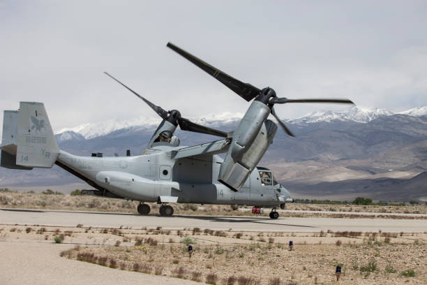 us marine corps osprey mv-22 à bishop airport (kbih) - helicopter boeing marines military photos et images de collection