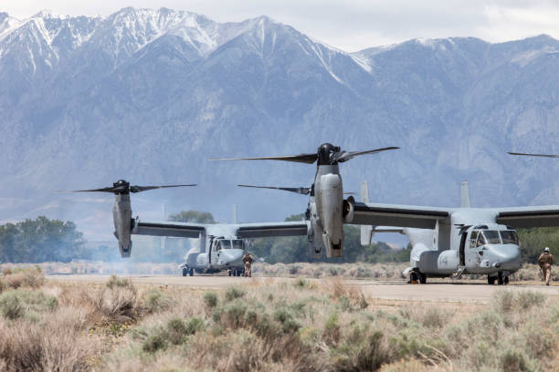 us marine corps osprey mv-22 w: bishop airport (kbih) - helicopter boeing marines military zdjęcia i obrazy z banku zdjęć