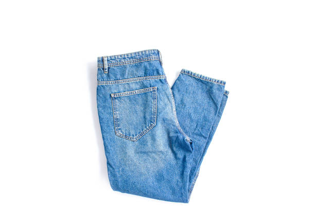 흰색 배경에 접힌 청바지. 모던 캐주얼 의류. 평평한 평지, 복사 공간 - jeans 뉴스 사진 이미지
