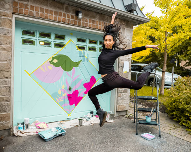 istock Female mural artist dancing 1281304516