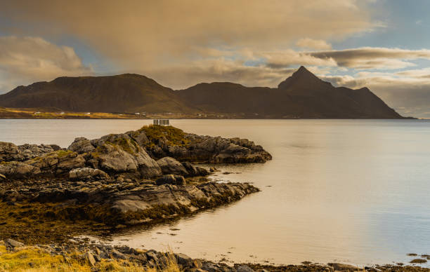 as proximidades de leknes na ilha de vestvågøya no arquipélago de lofoten, na noruega - vestvagoy - fotografias e filmes do acervo