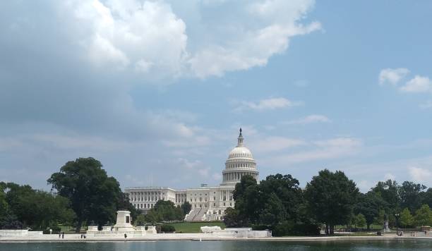 fontaine et capitole - capitol hill washington dc capitol building fountain photos et images de collection