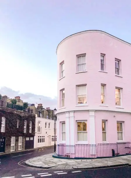 Warm and pastel colours of houses in Notting Hill are a true gem of London. Cozy architectural style of buildings has become an attraction for tourists and film-makers.
