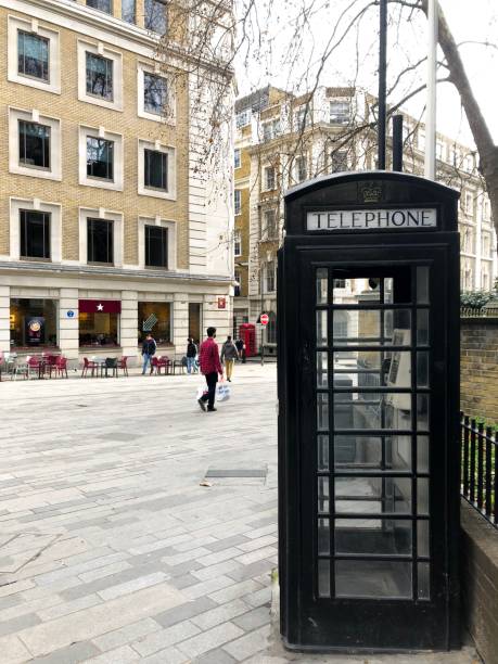 czarna budka telefoniczna w londynie - capital cities pay phone city cityscape zdjęcia i obrazy z banku zdjęć
