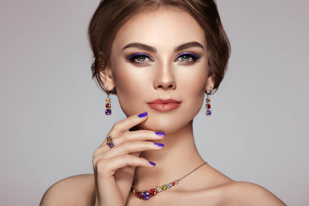 portret piękna kobieta z biżuterią - fingernail fashion model human hair beauty zdjęcia i obrazy z banku zdjęć