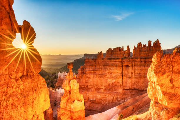 thors hammer nel parco nazionale del bryce canyon all'alba con beautiful sun rays, utah, usa - bryce canyon national park foto e immagini stock