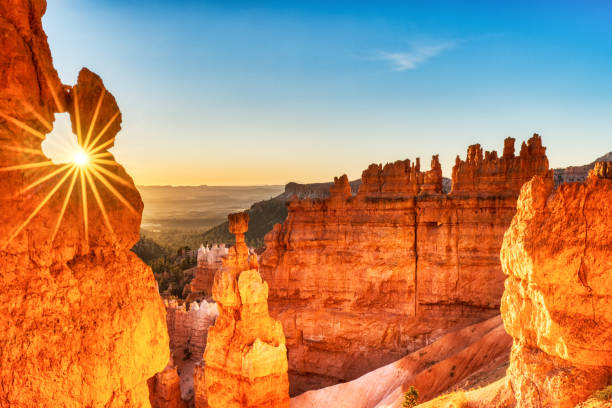 thors hammer in bryce canyon national park at sunrise with beautiful sun rays, utah, usa - bryce canyon national park imagens e fotografias de stock