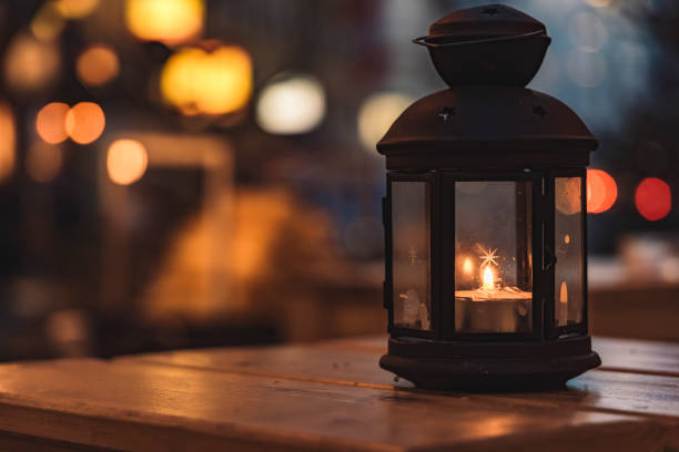부드러운 초점 크리스마스 등불 저녁 조명 개체 테이블에 따뜻한 조명 배경 보케 흐린 보기 - lantern christmas snow candle 뉴스 사진 이미지
