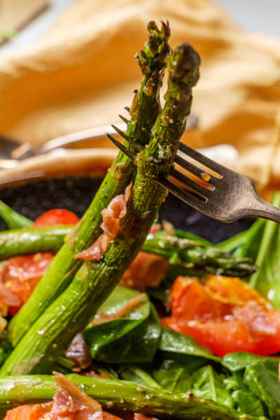 insalata di prosciutto asparagi - vinegar salad dressing balsamic vinegar olive oil foto e immagini stock