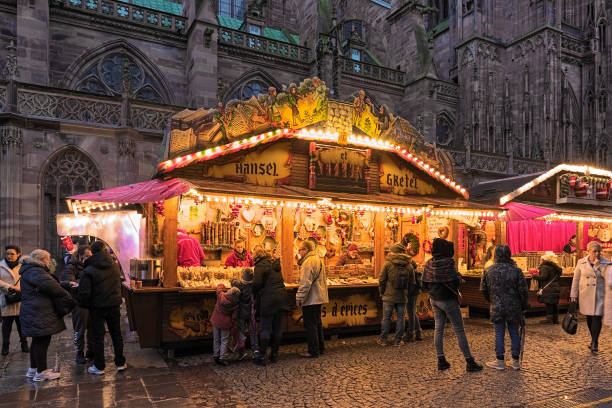 stands de marché avec des bonbons près de la cathédrale de strasbourg, france - strasbourg france cathedrale notre dame cathedral europe photos et images de collection