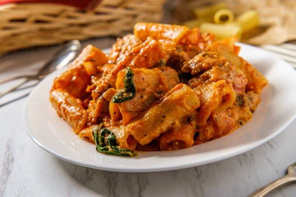 크리미 한 이탈리아 소시지 리가토니 - rigatoni 뉴스 사진 이미지