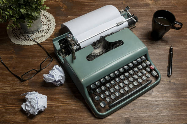 старая пишущая машинка - writing machine стоковые фото и изображения