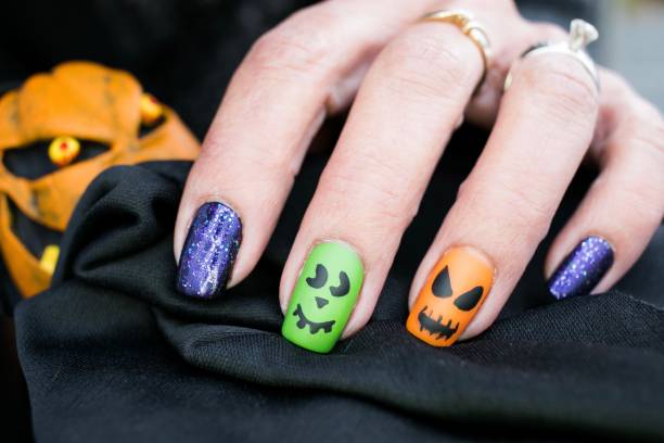 halloween inspiré nail art design - witches & vampires photos photos et images de collection