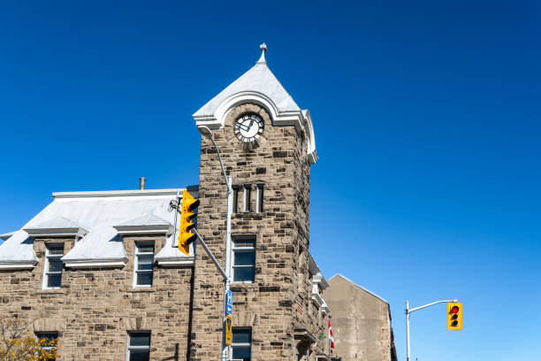 uhrenturm des postoffice, altes gebäude in downtown fergus, wellington county, ontario, kanada - wellington ontario stock-fotos und bilder