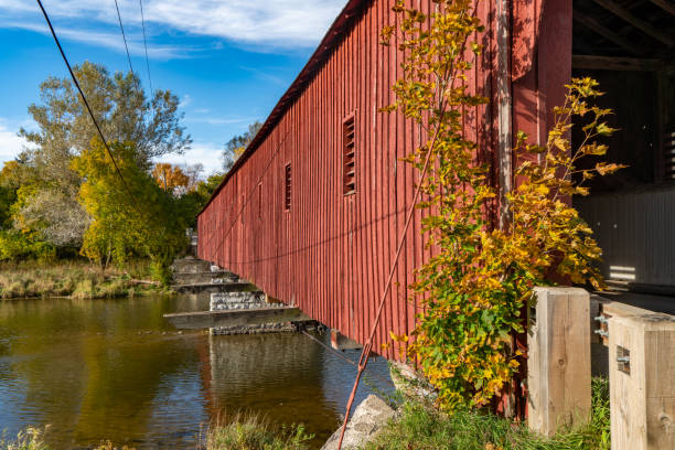 ponte coberta de montrose ocidental (ponte do beijo), ontário, canadá - kitchener - fotografias e filmes do acervo