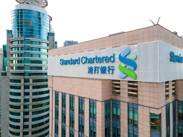 다운타운의 스탠다드차타드 은행(scb) - china shanghai city shopping 뉴스 사진 이미지