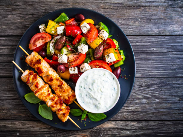 souvlaki - grillowane mięso, sałatka grecka i tzatziki na drewnianym stole - greek cuisine chicken grilled grilled chicken zdjęcia i obrazy z banku zdjęć