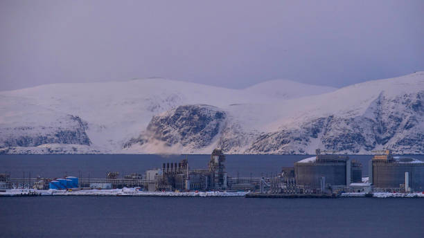 o maior local de gás natural liquefeito (gnl) da europa na ilha de melkøya, no mar ártico, com montanhas cobertas de neve no inverno. - hammerfest - fotografias e filmes do acervo