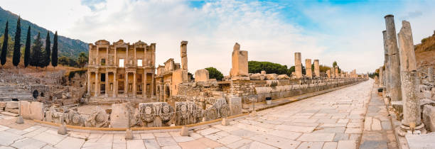 vista panrómica de la biblioteca de celso en la antigua ciudad de efeso - roman agora fotografías e imágenes de stock