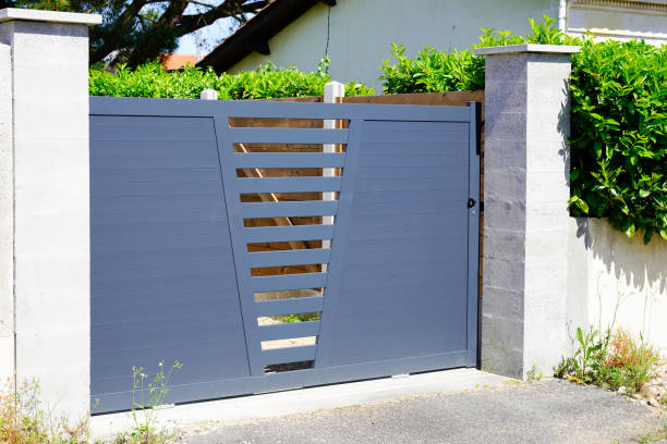 moderne gris porte en aluminium portail gris porte banlieues maison dans la rue - garden fence audio photos et images de collection