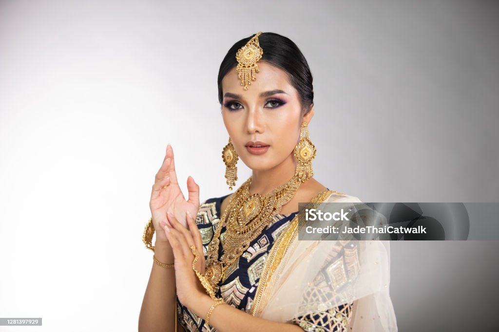 Indian beautiful bridal woman wear Traditional wedding dress costume Indian beauty eyes with perfect make up wedding bride, Portrait of a beautiful woman in traditional ethnic Pakistani bridal costume with heavy jewellery, gray background banner copy space Culture of India Stock Photo