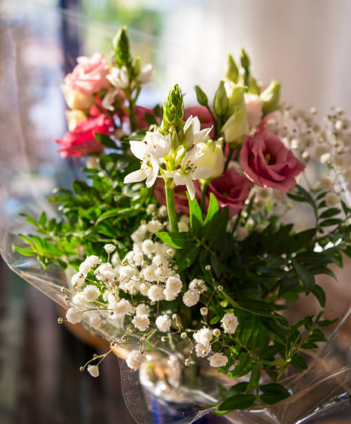 魅力的な生花の花束 - cut flowers rose purple flower arrangement ストックフォトと画像