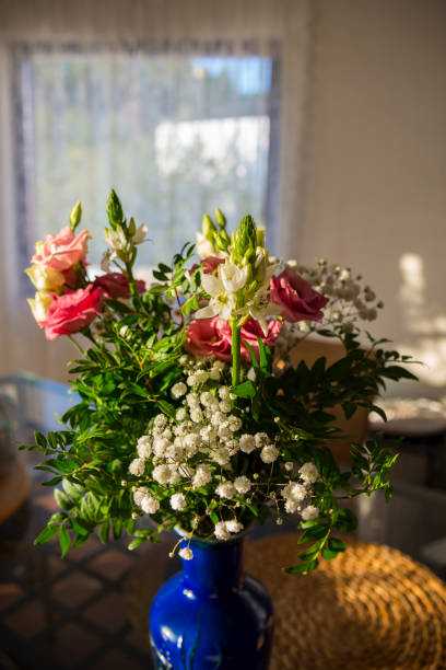 魅力的な生花の花束 - cut flowers rose purple flower arrangement ストックフォトと画像