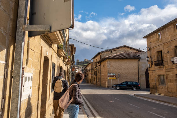 リオハスペインのサンビセンテ・デ・ラ・ソンシエラ村の旧市街の数人の観光客 - sonsierra ストックフォトと画像