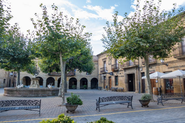 mayor square in san vicente de la sonsierra. rioja - sonsierra fotografías e imágenes de stock