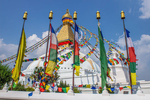farben nepalesischer - bodnath stupa stock-fotos und bilder