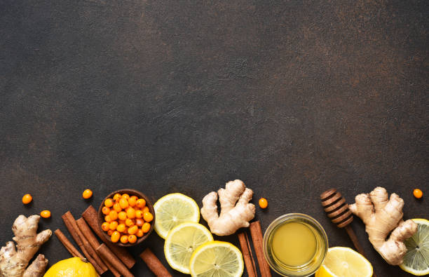 té con limón, miel y canela. ingredientes para hacer té. bebida caliente de invierno con jengibre y espino de mar. - ginger tea cup cold and flu tea fotografías e imágenes de stock