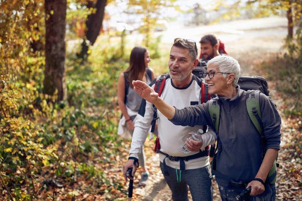 starsza para na wędrówki szuka szlaku - lifestyles exploration freshness nature zdjęcia i obrazy z banku zdjęć