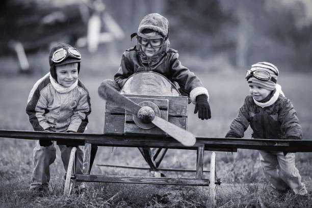 jovens aviadores - airplane black and white fun child - fotografias e filmes do acervo