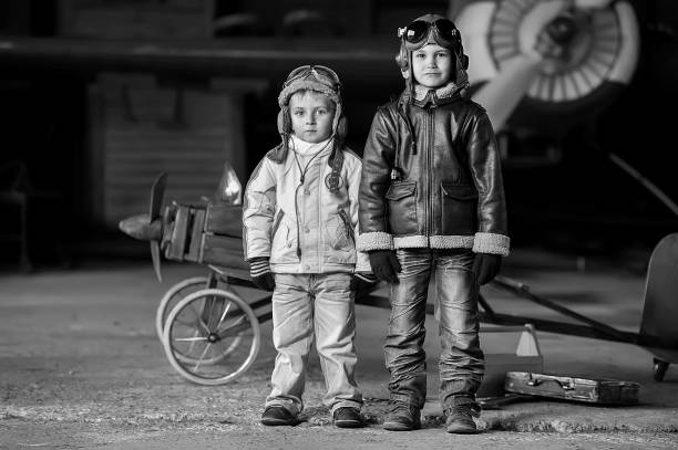 jovens aviadores - airplane black and white fun child - fotografias e filmes do acervo