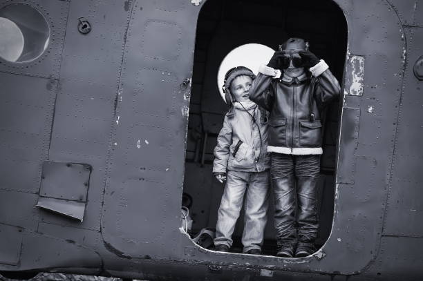 jovens aviadores - airplane black and white fun child - fotografias e filmes do acervo