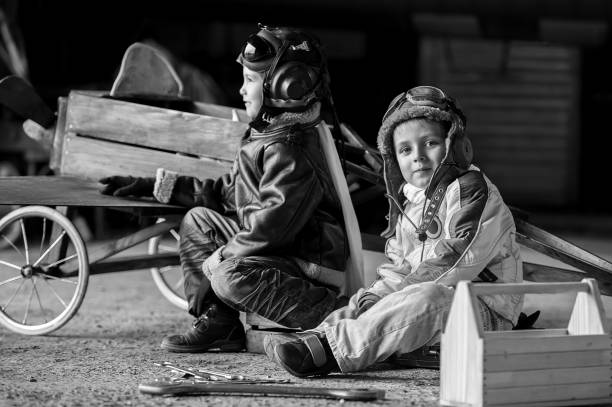 jovens aviadores - airplane black and white fun child - fotografias e filmes do acervo