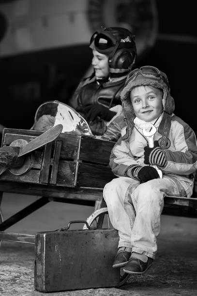 jovens aviadores - airplane black and white fun child - fotografias e filmes do acervo