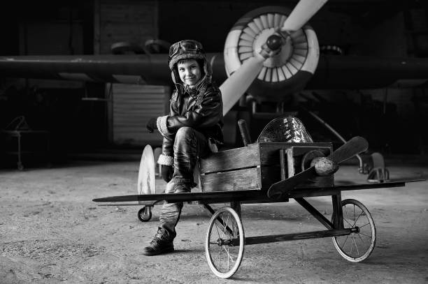 jovens aviadores - airplane black and white fun child - fotografias e filmes do acervo