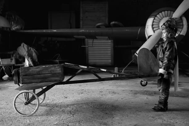 jovens aviadores - airplane black and white fun child - fotografias e filmes do acervo