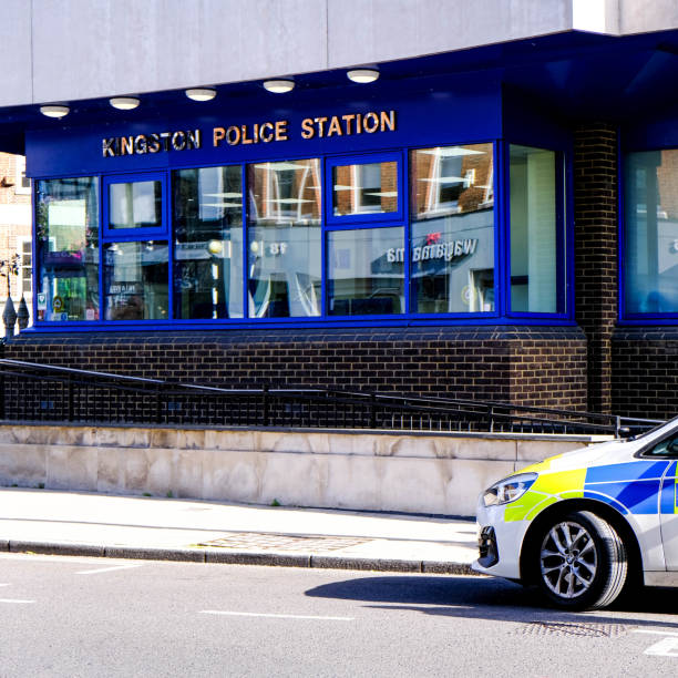 metropolitan police station, london, with a parked police squad car outside - daily cruiser imagens e fotografias de stock