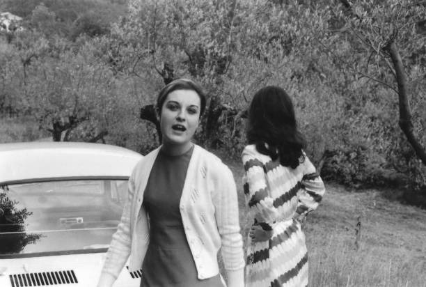 1970s portrait extérieur de jeunes amis s’amusant dans la campagne en noir et blanc. fiat 500 - 1970s style women hippie retro revival photos et images de collection