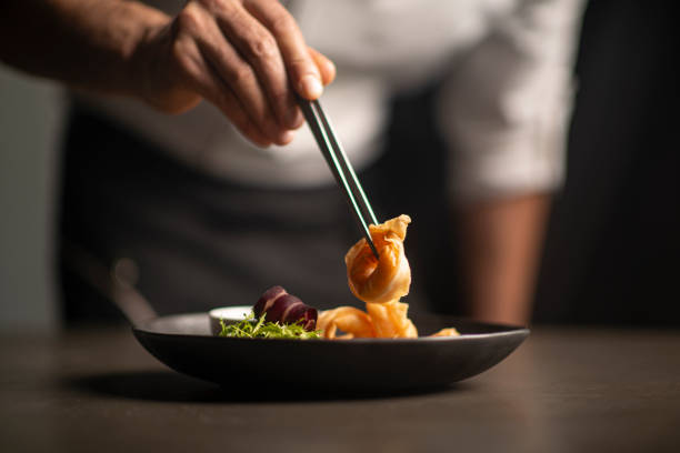 primer plano del chef masculino en el restaurante decora la comida - gourmet fotografías e imágenes de stock