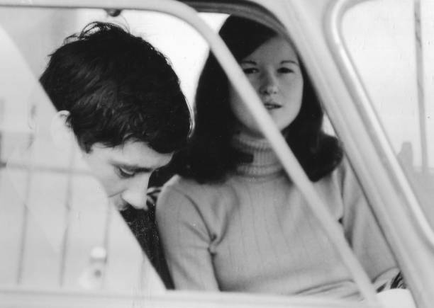 1970s portrait extérieur de jeunes amis s’amusant dans la campagne en noir et blanc. fiat 500 - 1970s style women hippie retro revival photos et images de collection